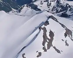 Luftbild von Südosten auf den Gipfel der Glacier Pikes