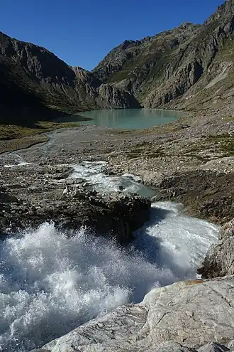 … zur Schwemmebene am Südufer des natürlichen Triftsees, wo sich das Wildwasser in viele Wasser­arme verzweigt und …