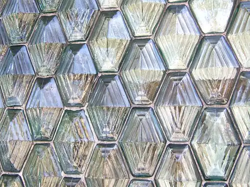 Glasbausteine im Wabenmuster