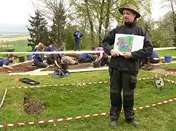 Archäologe Roland Wessling präsentiert das grafische Ergebnis der Prospektion mittels Georadar und Geoelektrik