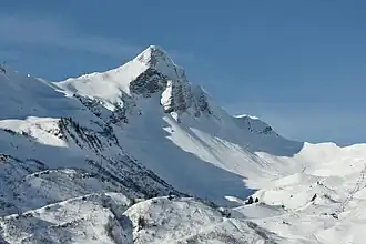 Blick vom Fuße des Zafernhornes in Fontanella-Faschina auf den höchsten Berg des Bregenzerwaldgebirges, das Glatthorn (2133&nbsp;m&nbsp;ü.&nbsp;A.)