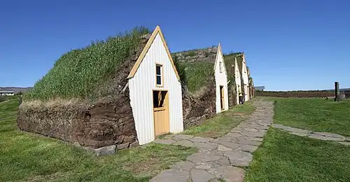und traditionelle skandinavische Holzfassaden