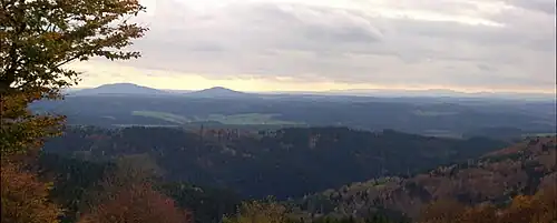 Blick vom Simmersberg (781&nbsp;m) im Thüringer Schiefergebirge auf die 24&nbsp;km entfernten Gleichberge. Rechts im Hintergrund die Hohe Rhön mit dem 67&nbsp;km entfernten Kreuzberg (927,8&nbsp;m), unmittelbar davor (halbrechts mittig) der 7&nbsp;km entfernte Ratscher Bergsee