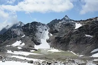 Gletschersee beim Wildenkogel, dahinter Raneburgkogel (links) und Hintere Michlbachspitze (rechts)