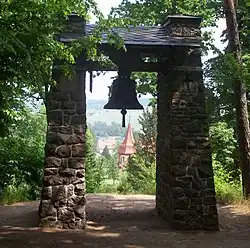 Glockenstuhl mit Friedensglocke