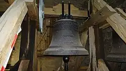 Im Mittelpunkt die zweitgrößte Glocke (Segensglocke), rechts daneben die größte Glocke (Marienglocke) und links die kleinste Glocke (Friedensglocke).