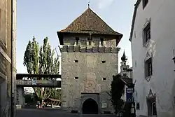 Das Tauferer Tor im Westen der Stadt. Im Hintergrund die Kirche St. Pankratius