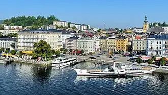 Ortszentrum mit dem Rathausplatz und dem historischen Raddampfer Gisela im Vordergrund