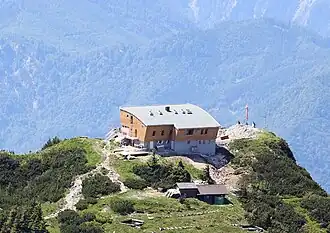 Traunsteinhaus vom Fahnenkogel aus gesehen (2014)
