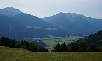 Blick von Gnoppitz (Greifenburg) auf die Reißkofelgruppe (links Reißkofel, rechts Jauken)