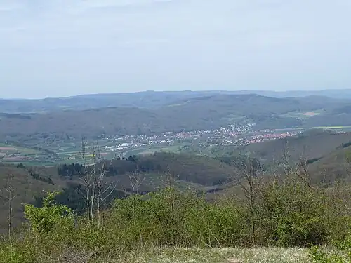 Blick (2012) von der Gobert ins Werratal und auf Bad Sooden-Allendorf. Mitte links Schloss Rothestein; ganz am linken hinteren Bildrand (dunkler Waldsaum) liegt die Wallanlage