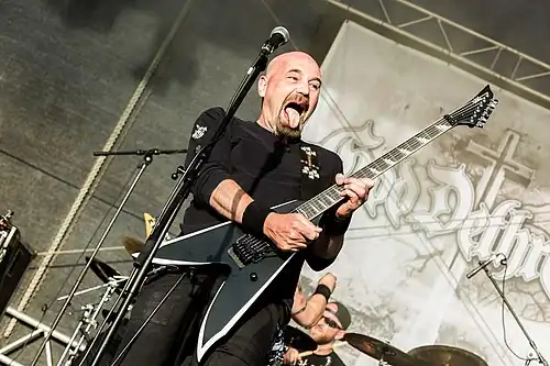 Sänger und Gitarrist Henri Sattler