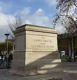 Postament ohne Aufsatz als ironisches Kunstwerk von 2015 (Dem Landesvater seine Göttinger Sieben, Göttingen)