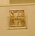 Eine durchbrochene Goldplakette zeigt König Maa-cheru-Re (Amenemhat IV.), der dem Gott Atum eine Vase mit Salbe anbietet. Gefunden im Libanon: Berg Libanon (Gouvernement); Bezirk Jbeil; Byblos, heute im Bestand des British Museum; Inventarnummer EA 59194.[3]