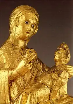 Die Aufnahme fokussiert auf Details, die zum Verständnis der Ikonographie hilfreich sind, nämlich die von der Madonna gehaltene Kugel und die Christusfigur.