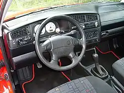 Innenraum (1997, mit nicht originalem Radio)