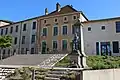 Rathaus (Hôtel de ville) und Gefallenendenkmal