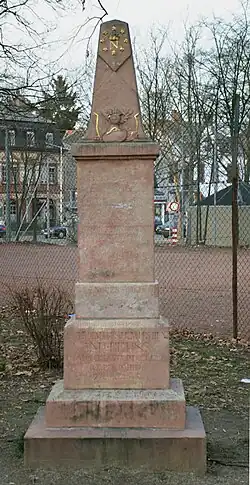 Der Napoleonstein in Mainz Gonsenhzeim wird in voller Größe frontal gezeigt.