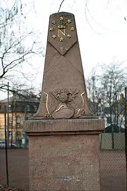 Obelisk als Abschluss des Napoleonsteins in Gonsenheim mit vergoldetem N für Napoleon, aufsitzender Kaiserkrone und acht gleichmäßig das N umgebende Empire Sterne