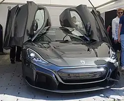 Nevera mit offenen Schmetterlingstüren