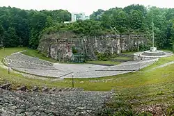 Das heutige Denkmalensemble mit deutschem Amphitheater und polnischem Denkmal (2008).