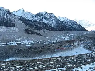 Blick vom Nordhang des Kala Patthar auf den Kongma Tse (in der Bildmitte)