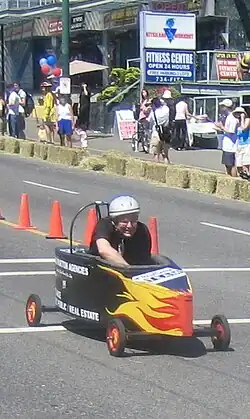 Der Premierminister von British Columbia, Gordon Campbell, bei einem Rennen in Kitsilano