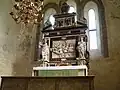 Der Altar vor den drei Fenstern im Chor