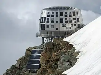Die neue Hütte an der Kante der Aiguille du Goûter