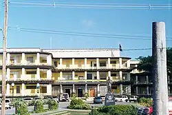 Haupteingang des Government Headquarters Complex mit einer Statue von Sir Grantley Adams