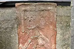 ... finden sich noch stark verwitterte Grabmäler ehemaliger Burgherren ......