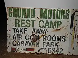 Ausgedientes Hinweisschild des Grünau Motors Rest Camp (2012)