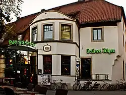 Grüner Jäger am Adolf-Reichwein-Platz