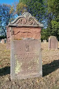 Grabstein mit Spinnrad