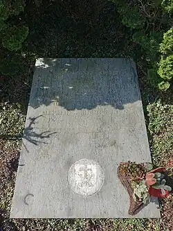 Carl August Hegner-Saurer (1880–1964), Augenarzt. Von 1919 bis 1950 war er Chefarzt an der kantonalen Augenklinik Luzern. Gründer des Schweizerischen Hilfskomitees für die hungernden Völker. Familien Grabfeld 2 auf dem Friedhof Friedental, Stadt Luzern