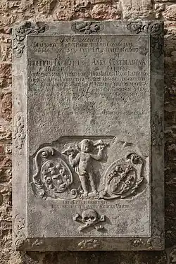 Eines der Gräber an der Südost-seite der Kirche