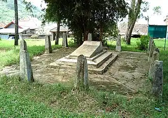 Urnengrab des Johan Eliza de Vrij am östlichen Rand des Taman Junghuhn. Zustand im Oktober 2009.