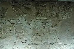 Raum Gamma, Die Königsfamilie vor der Statue der Maketaton (Statue hier nicht sichtbar)