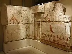 Süd- und Westwand der Opferkammer des Seschemnefer III. im Schloss Hohentübingen[1]