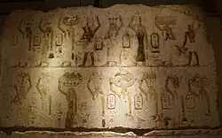 Nordwand mit Gabenträgern der Stiftungsgüter