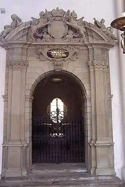 Neue Fürstbischöfliche Grabkapelle, Portal