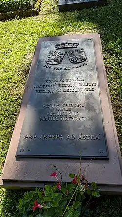 „PER ASPERA AD ASTRA“ auf dem Grabmal von Woizlawa-Feodora Prinzessin Geuß in Lich (DE)