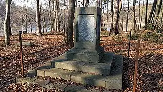 Die Reste des durch Vandalismus zerstörten Grabmals der Familie Wülknitz auf der künstlichen Insel im Hellsee