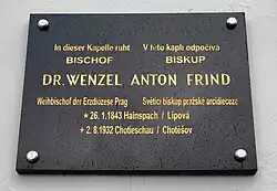 Grabplatte an der Friedhofskapelle