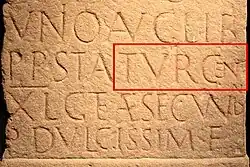 P(rae)P(ositus) STA(tionis) TVRICEN(sis): «Vorsteher der Zürcher Zollstation». Ausschnitt aus der Inschrift auf dem Grabstein des Lucius Aelius Urbicus (um 185–200 n. Chr.), entdeckt 1747.