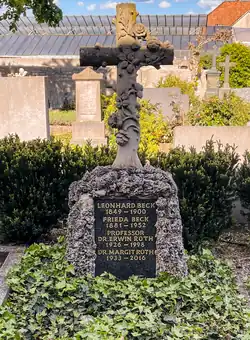 Das Grab Erwin Roths auf dem Friedhof Segnitz