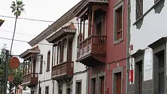 Typische Holz-Balkons in Teror