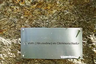 Granate in mittelostalpinem Glimmerschiefer aus Radenthein.