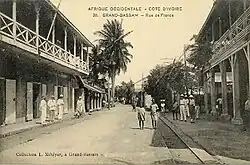 Grand-Bassam: Rue de France sowie Post und Zollamt, 1906