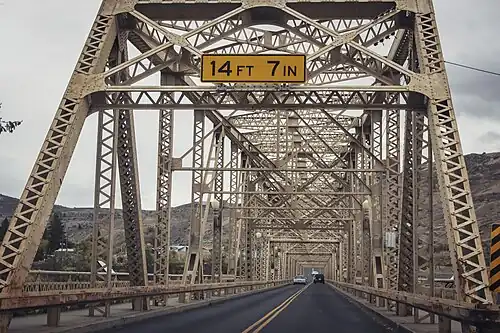 Westportal der Brücke, 2016 (Durchfahrtshöhe 4,5 m (14 ft 7 in))